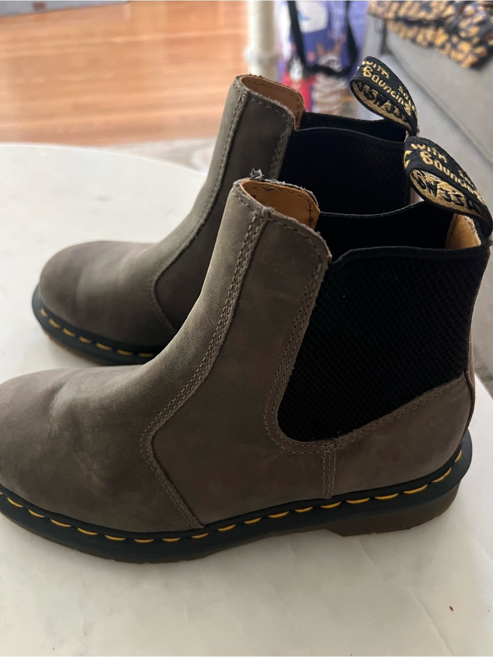 Dr. Martens 2976 Chelsea boots like new